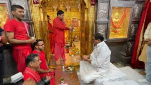अभय सिंह चौटाला न नामांकन पत्र दाखिल करने से पूर्व हनुमान मंदिर सालासर धाम, सिरसा में पूजा अर्चना कर आशीर्वाद लिया।