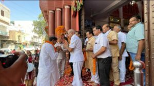 अभय सिंह चौटाला न नामांकन पत्र दाखिल करने से पूर्व हनुमान मंदिर सालासर धाम, सिरसा में पूजा अर्चना कर आशीर्वाद लिया।