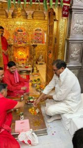 अभय सिंह चौटाला न नामांकन पत्र दाखिल करने से पूर्व हनुमान मंदिर सालासर धाम, सिरसा में पूजा अर्चना कर आशीर्वाद लिया।