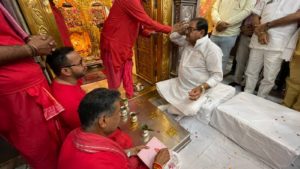 अभय सिंह चौटाला न नामांकन पत्र दाखिल करने से पूर्व हनुमान मंदिर सालासर धाम, सिरसा में पूजा अर्चना कर आशीर्वाद लिया।