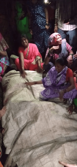 कर्नाटक | बेलगावी के बड़ाला अंकलगी गांव में कल रात करीब नौ बजे भारी बारिश के कारण मकान गिरने की घटना में दो बच्चों समेत सात लोगों की मौत हो गयी. सीएम बसवराज बोम्मई ने मृतकों के परिवारों के लिए 5 लाख रुपये मुआवजे की घोषणा की है।