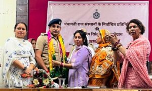 ईआर स्टाफ को समनित करते हुए