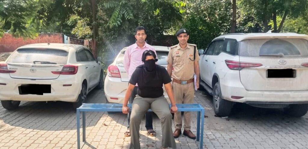 चोरी की कारे बेचने का आरोपी मोक्ष