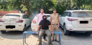 चोरी की कारे बेचने का आरोपी मोक्ष